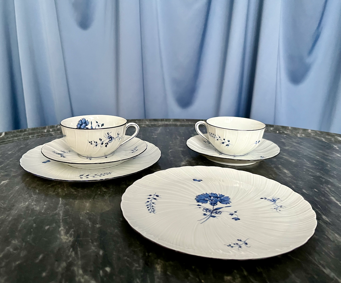 Tasses à thé et assiettes signées Rouard et Bernardaud